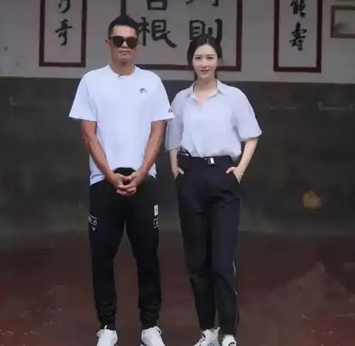 国羽奥运冠军晒全家福32岁娇妻酷似王祖贤,曾短裙出战惊艳全场
