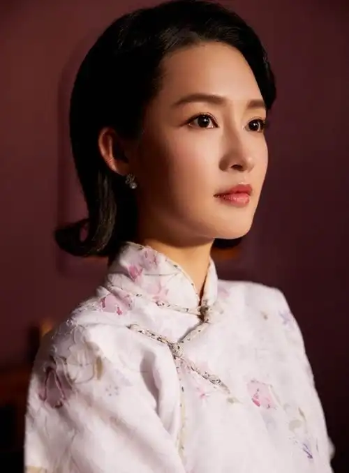 终于等到李沁穿旗袍,好身材完全看得见,同框许魏洲眼神亮了

