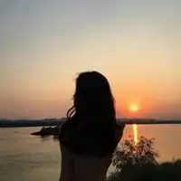 qq头像女生忧伤背影
