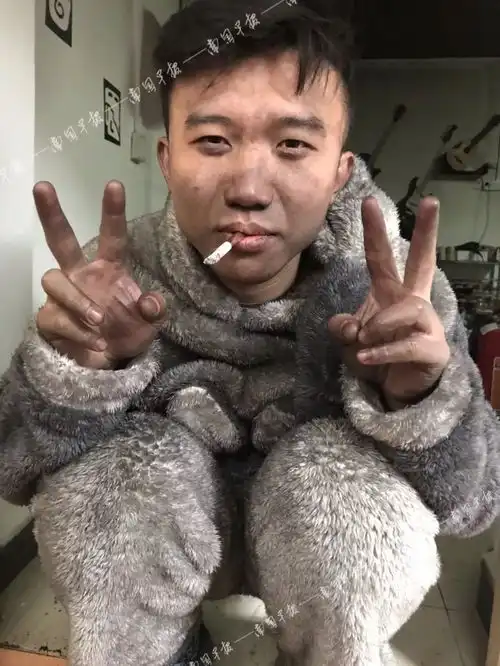 这对广西情侣火了家里被火烧了还不忘自拍....哈哈哈
