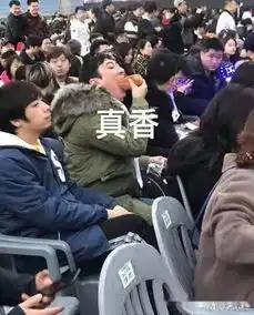 ig比赛王思聪现场吃玉米,网友你可别吃了,情侣头像都有了
