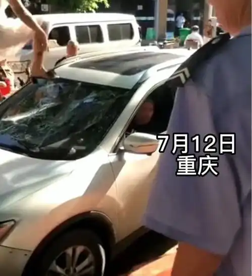 有故事彪悍女子穿高跟凉鞋踩碎车窗玻璃,男子坐车里一言不发
