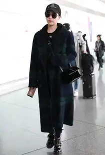 阚清子否认分手后首次亮相双手交叉抱胸霸气十足
