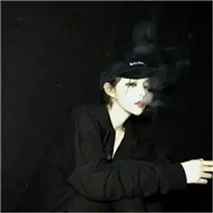 伤感超拽抽烟女生头像,爱你我觉得可以停一停了
