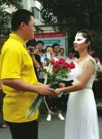 女教职工穿婚纱向毕业生告白比男生大10多岁
