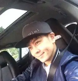 林志颖晒驾车自拍照鸭舌帽绣儿子kimi名字
