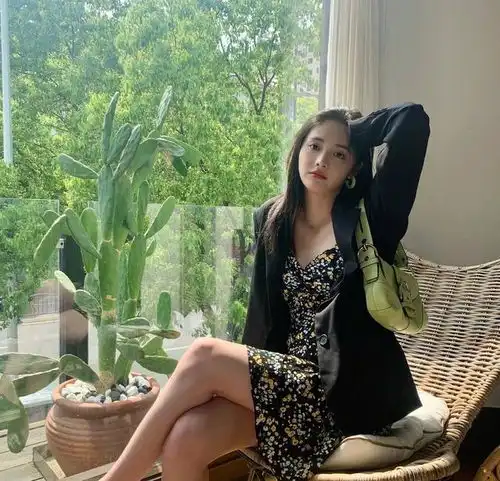 碎花裙怎么穿你知道吗夏天已经来了,各位仙女的碎花裙准备好没
