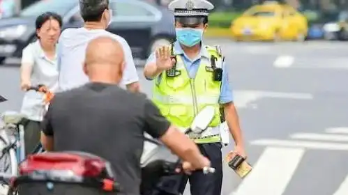 骑电车没戴头盔被罚款50大爷当场说出一句话,交警脸红尴尬
