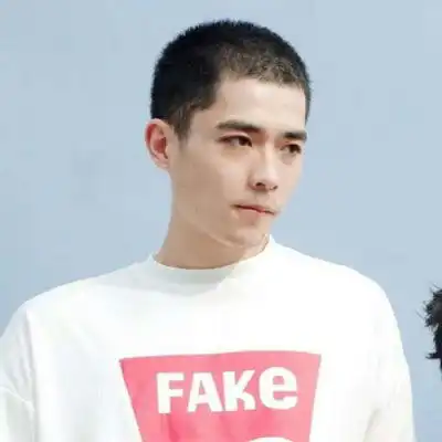 高冷情侣头像一男一女散落在指尖的阳光
