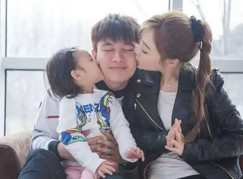 李小璐贾乃亮离婚后首次同框惊喜照片曝光,网友疯狂点击

