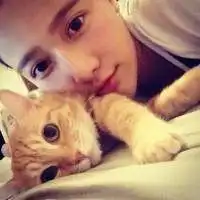 女生抱着猫很酷的头像微信头像图片大全
