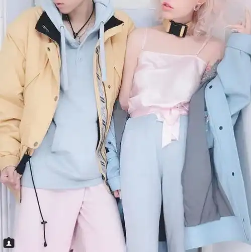 吴卓林与女友分享甜蜜合照,穿情侣装同框超恩爱,坦言一身旧衣服
