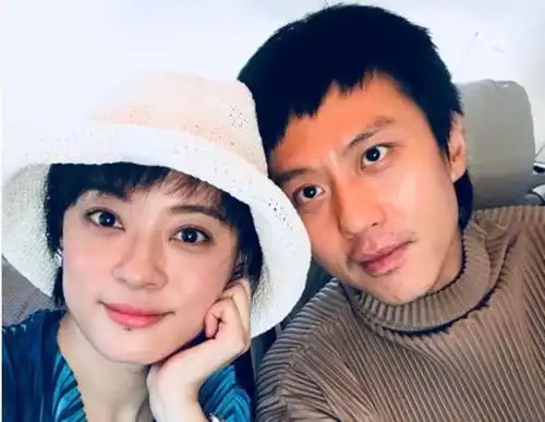 明星秀恩爱画风不一,付辛博壁咚颖儿如热恋,结婚九年林熙蕾翻车
