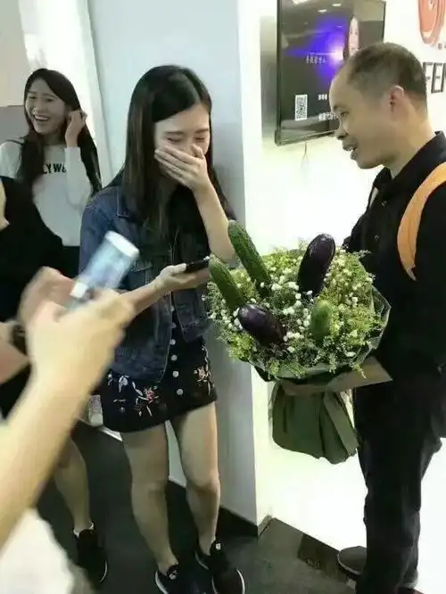 搞笑图片还是大叔最了解妹纸喜欢什么啊
