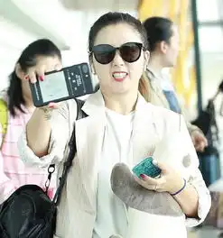 何洁近照不忍直视,与汪涵同框形同村姑,体型神似洪金宝
