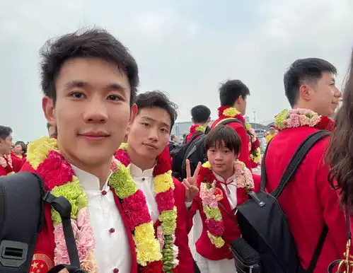 像上课全红婵被提问笑翻全场,与千亿大亨握手,收获玩偶超开心
