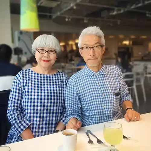 情人节完美穿搭范本,只服这些ins上的情侣博主
