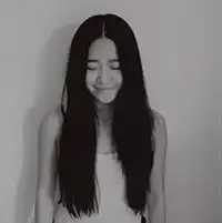 求这两张带字头像的原图一张是灰色头像女生中分和一张女生抬头看天花板

