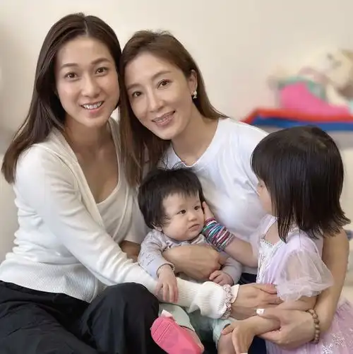 钟嘉欣返港和胡杏儿聚会,纯素颜同框比美,2个妈妈6个娃阵仗大
