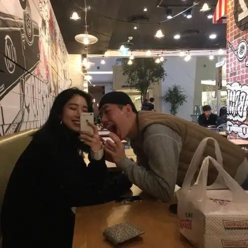情侣头像深浅不一的印记,付之一笑的回忆
