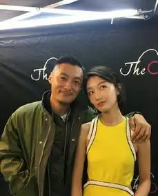 周冬雨穿衣搭配图片,周冬雨穿衣风格,周冬雨服装搭配图片七丽时尚网
