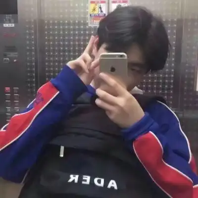 男生真人头像手机挡脸
