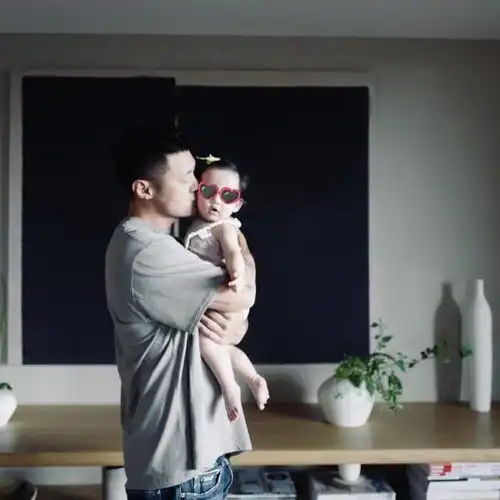 余文乐首次公开女儿正面,眼睛大大的很可爱,遗传了妈妈良好基因
