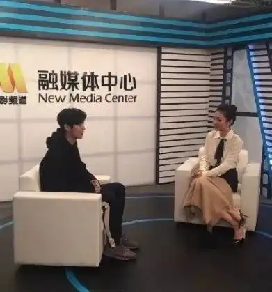 鹿晗关晓彤公布恋情后首次同框,各种情侣同款默默撒狗粮
