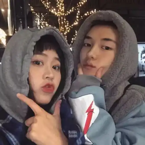 头像曾经的我们无话不说如今的你我能瞒就瞒
