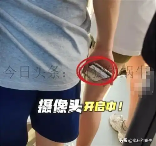 辽宁大连公交变态男偷拍女子底裤,太恶心
