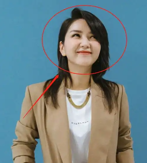 何洁与网红同框被碾压何洁长相精致超抢镜,气质却输在身高上了
