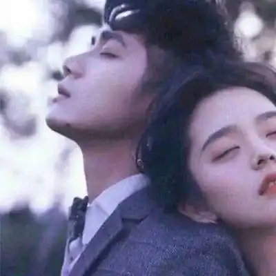 可爱情侣双人一图头像情侣头像一人一半分开
