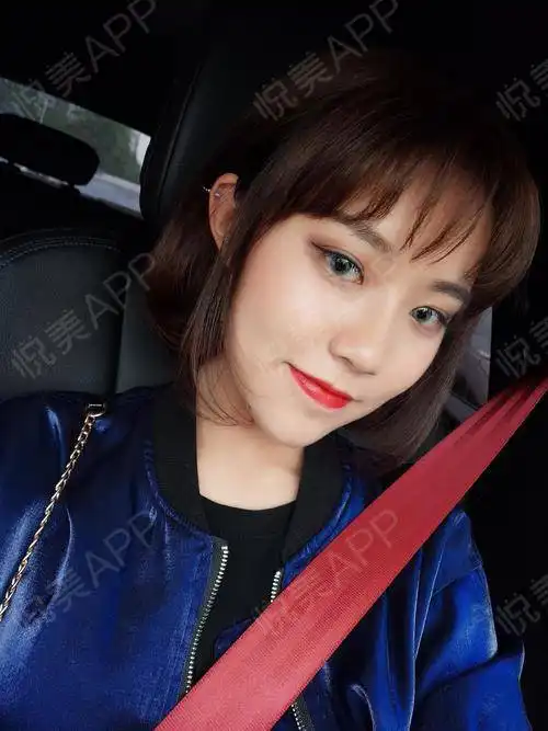 又在车上给大家放自拍啦新买了一个比较夸张的美瞳,...垫鼻尖悦美整形
