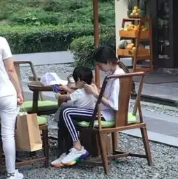 网友偶遇angelababy带2岁儿子小海绵玩耍,素颜也超少女
