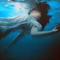 女生坠入深海头像微信头像图片大全
