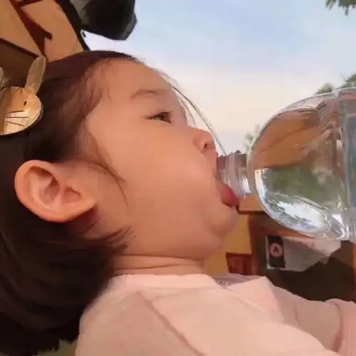 微信头像超甜的情侣头像一左一右,看了就赶快想换
