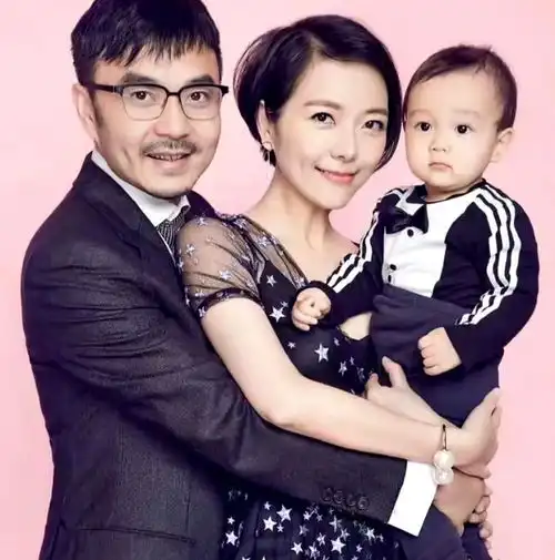 汪涵有二胎了妻子杨乐乐直播说漏嘴,网友是3个,两男一女

