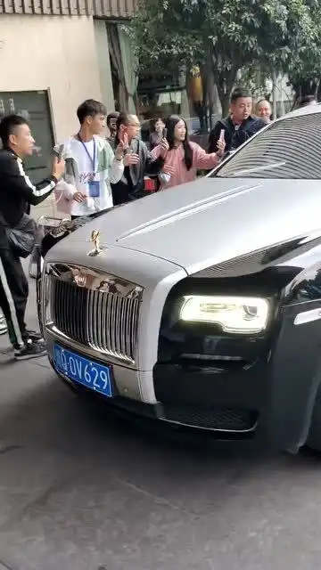 这多人围观拍照,这是在拍劳斯莱斯呢,还是车里坐了什么大人物
