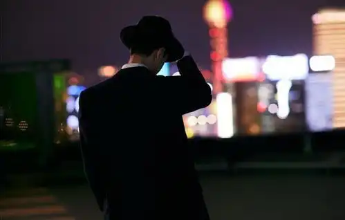 王一博氛围感大片,背影满满故事感,绅士风格出圈
