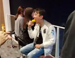 换情侣头像吗王校长吃热狗,王思聪吃玉米那种
