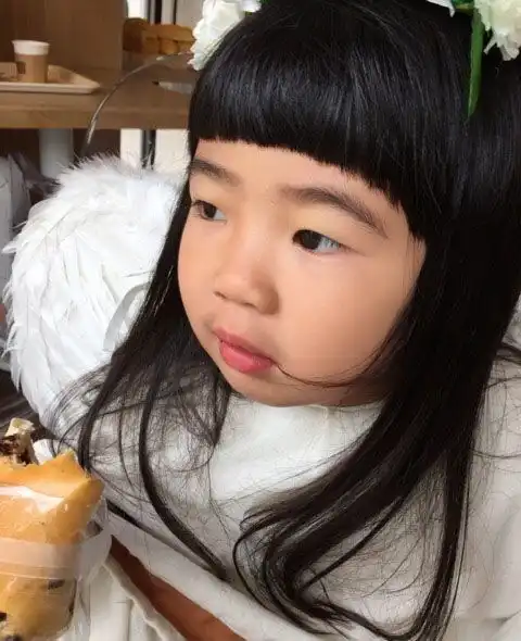 grace红裙灿笑面若桃花曹格拥抱父爱浓浓

