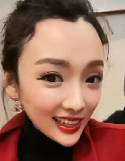 乡村爱情香秀近照大变样,浓妆艳抹表情僵硬,被疑整容
