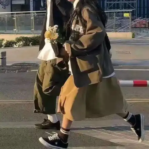塔罗牌占卜明明想忘记,偏偏会想起,你们之间还回得去吗
