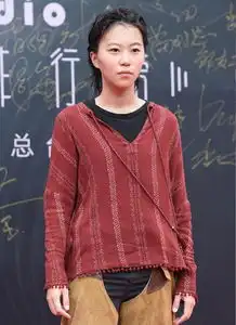 窦靖童穿麻布衫走红毯,发型更像是留守儿童,网友王菲快管管
