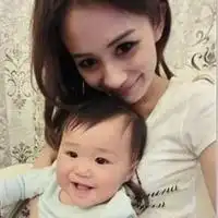 情侣头像抱小孩的这对男女叫什么
