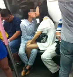 未满十八慎入情侣地铁吻7站路动画展示7大接吻花招
