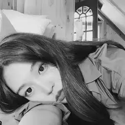 女生黑白唯美的头像忧郁伤感往后的日子里别难为自己
