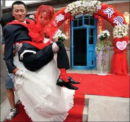 新娘抱着残疾新郎上花轿乡邻挥泪祝福
