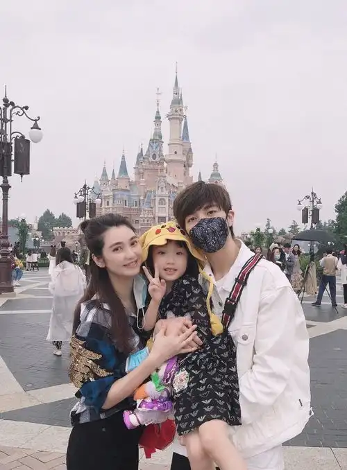 啥情况洪欣晒儿女照片自称珍惜眼前人,毕滢事件后两人再无互动
