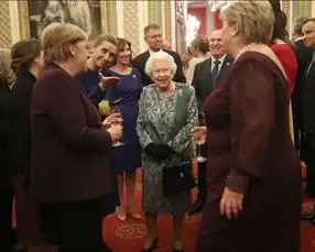 英女王白金汉宫招待北约领导人他们都同框了图
